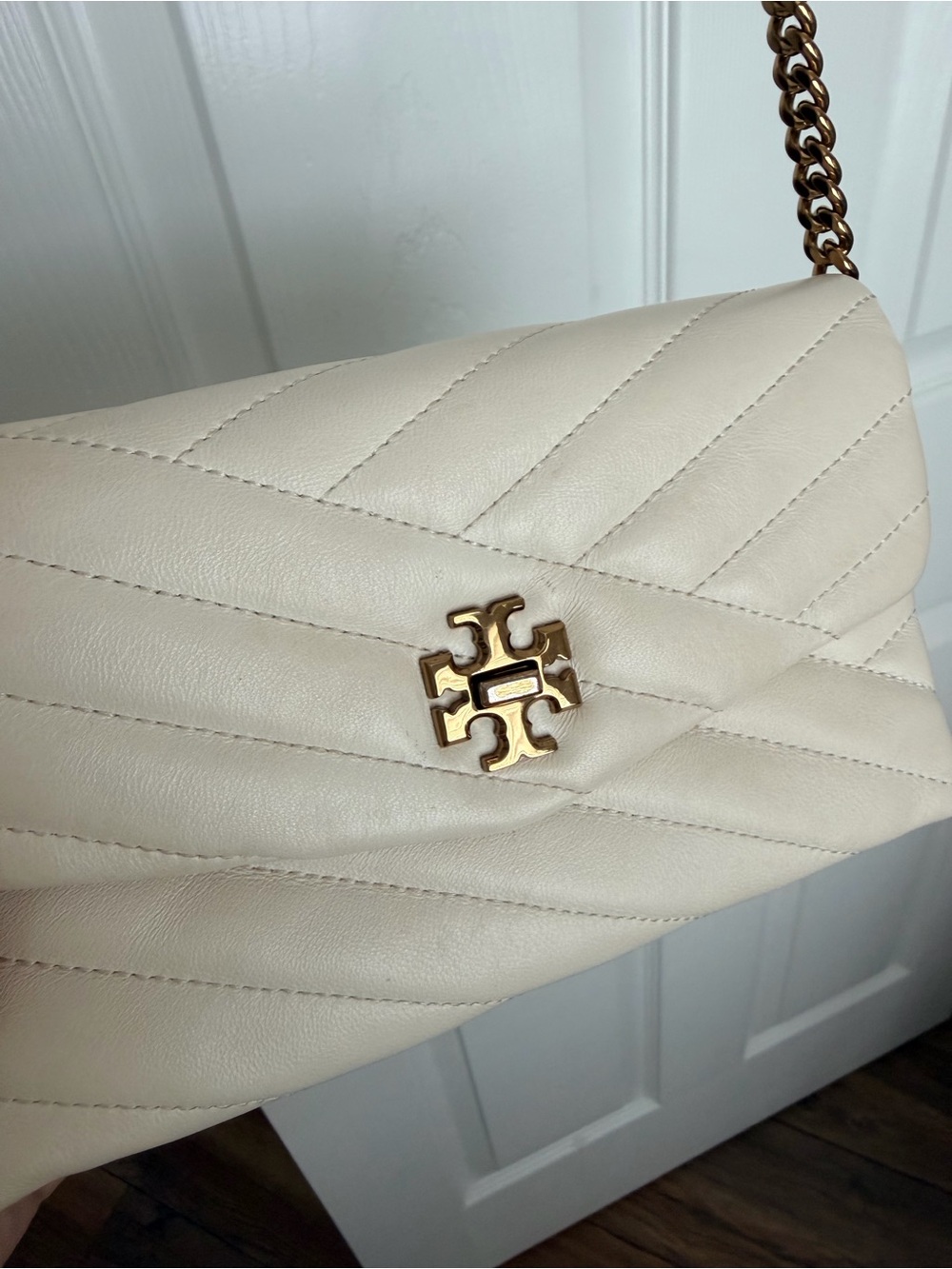 Tory Burch double T Chevron Quilted Kira chain Bag โ Cream with Gold Hardware - Picture 4 of 15